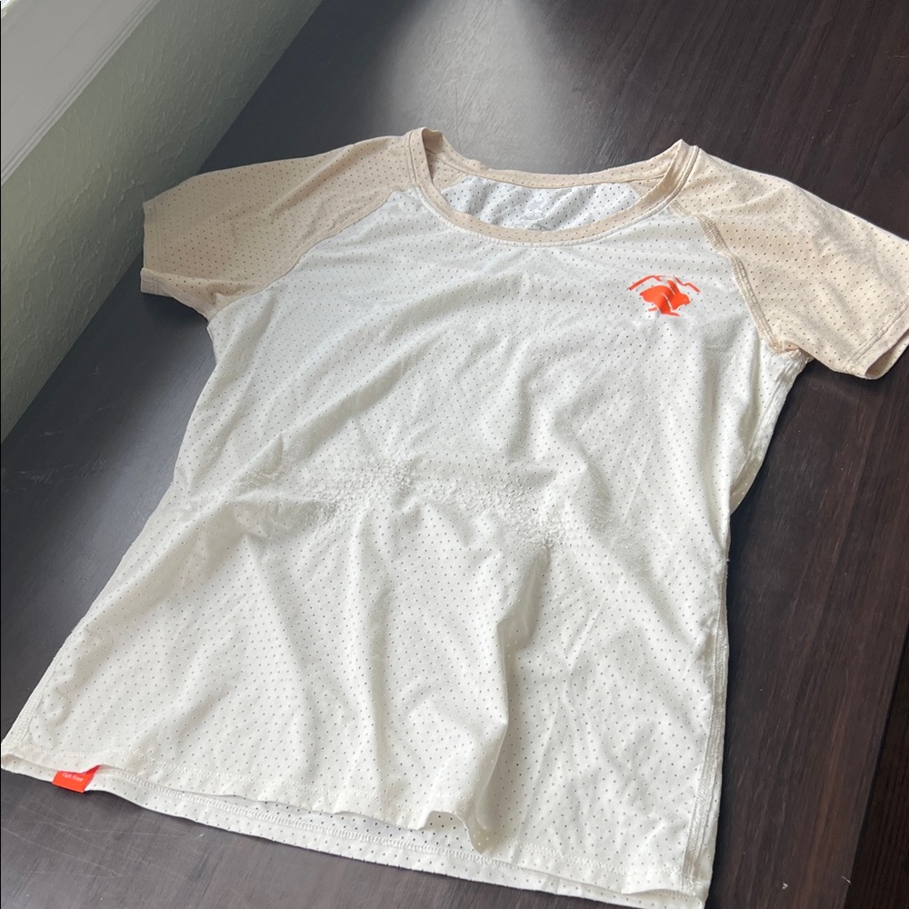Rabbit running small top with flaws